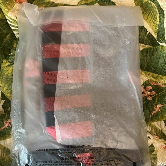 Victoria Secret sequin lip bag NEW - Picture 2 of 2